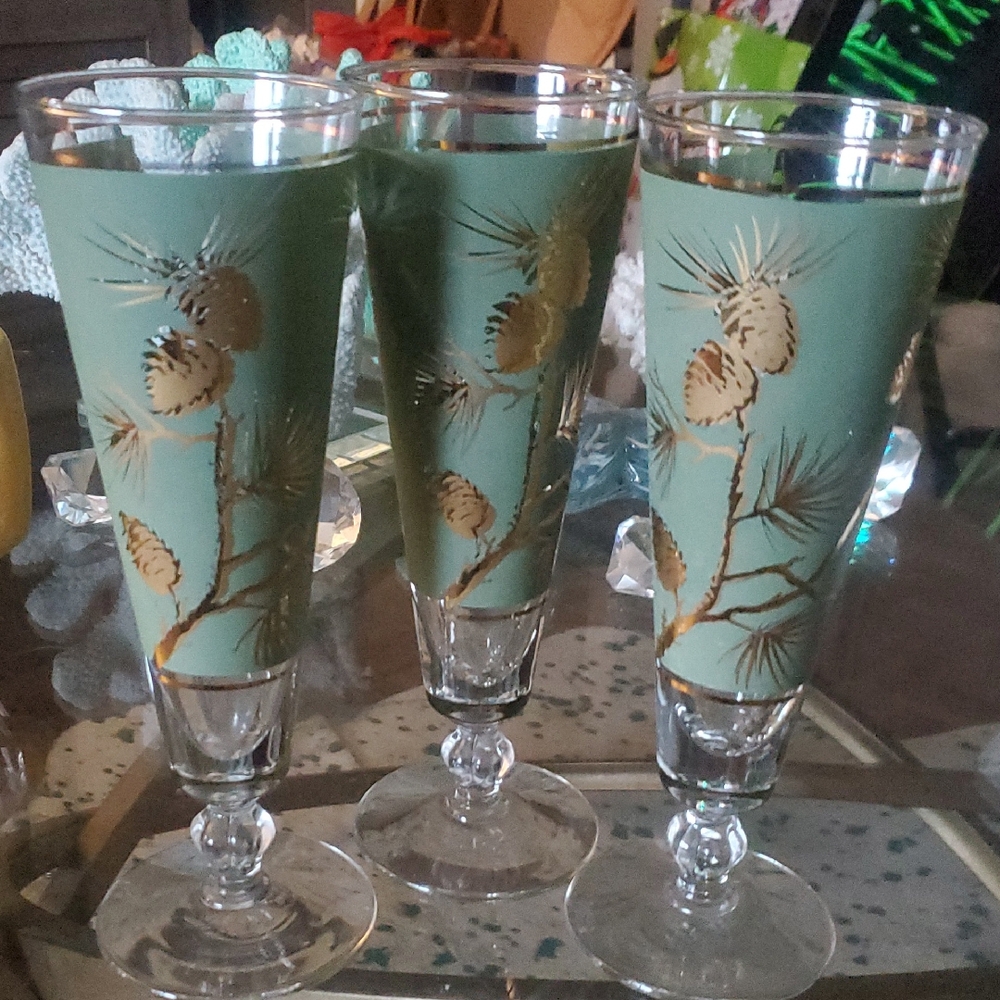 Elegant Pinecone  Flutes - Green and Gold